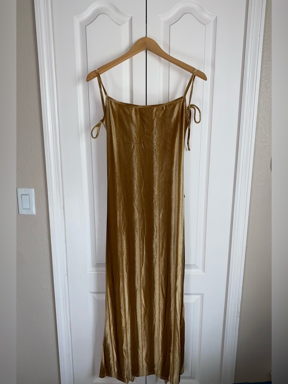 SHEIN, Gold Maxi Dress with backless adjustable Tie Straps  Women’s Size L.